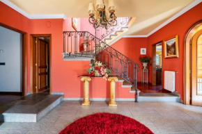 Exclusiva Casa de Lujo con Piscinas y Amplio Jardín en Zona Tranquila